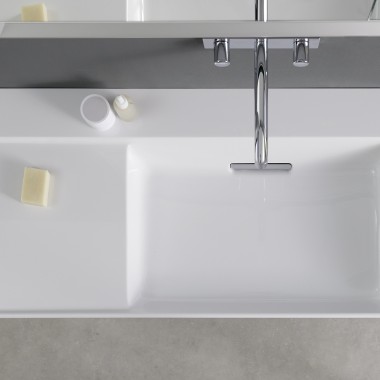 Lavabo Geberit ONE avec tablette latérale asymétrique