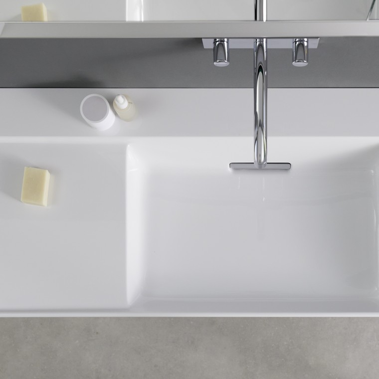 Lavabo Geberit ONE avec tablette latérale asymétrique Lavabo Geberit ONE avec tablette latérale asymétrique