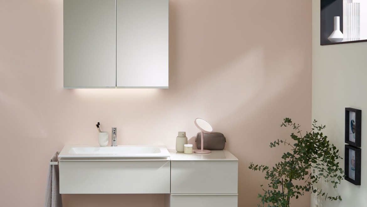 iCon bathroom series with Option Plus mirror cabinet (© Geberit)