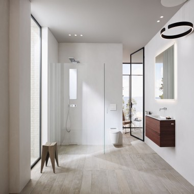 Luxueuse salle de bains équipée d’une douche de plain-pied