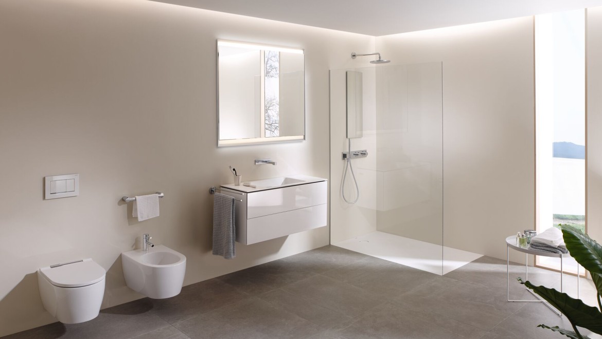 A look inside a large bathroom with Geberit AquaClean Mera shower toilet, bathroom furniture and bathroom ceramics (© Geberit)