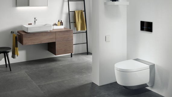 Rinçage du WC sans contact avec la plaque de déclenchement Geberit Sigma80 associée au WC lavant Geberit AquaClean Maïra Rinçage du WC sans contact avec la plaque de déclenchement Geberit Sigma80 associée au WC lavant Geberit AquaClean Maïra