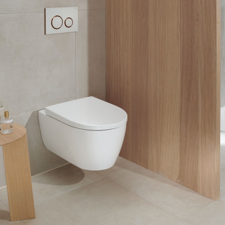 A white WC ceramic appliance in a bathroom with wooden elements still looks modern even after many years (here: Geberit iCon WC and Geberit Sigma20 actuator plate)