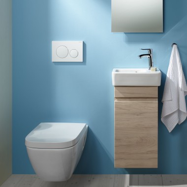 Un WC suspendu Renova Plan et un lavabo fixés sur un mur bleu clair