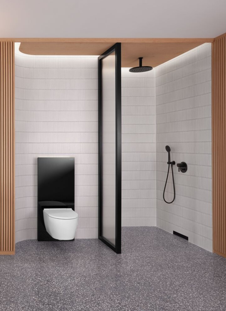 Une salle de bains avec un mur en bois dotée d’un espace douche et WC en noir et blanc