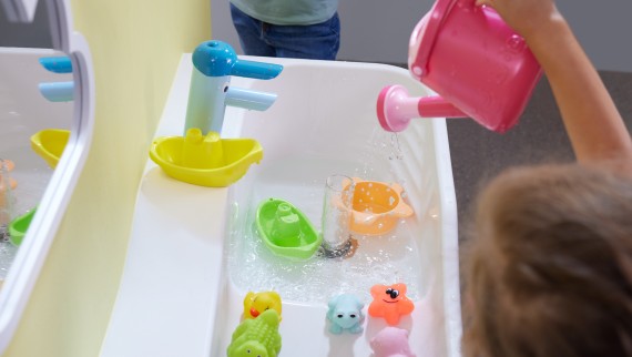 Espace de jeu et de lavage Geberit Bambini avec lavabo amovible