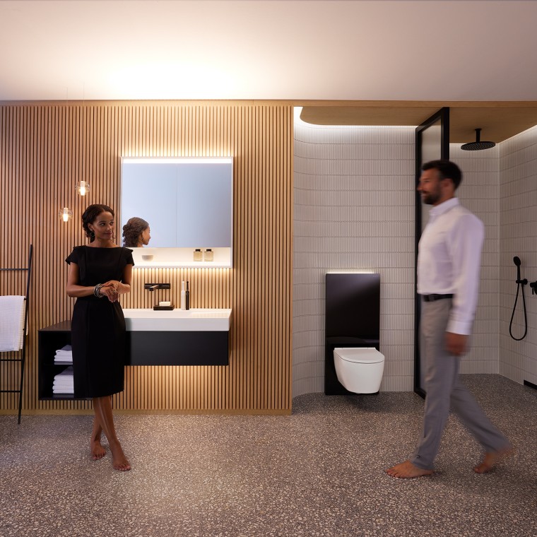 Homme et femme dans une salle de bains parfaitement éclairée avec les meubles de salle de bains et les céramiques sanitaires Geberit ONE (© Geberit) Homme et femme dans une salle de bains parfaitement éclairée avec les meubles de salle de bains et les céramiques sanitaires Geberit ONE (© Geberit)