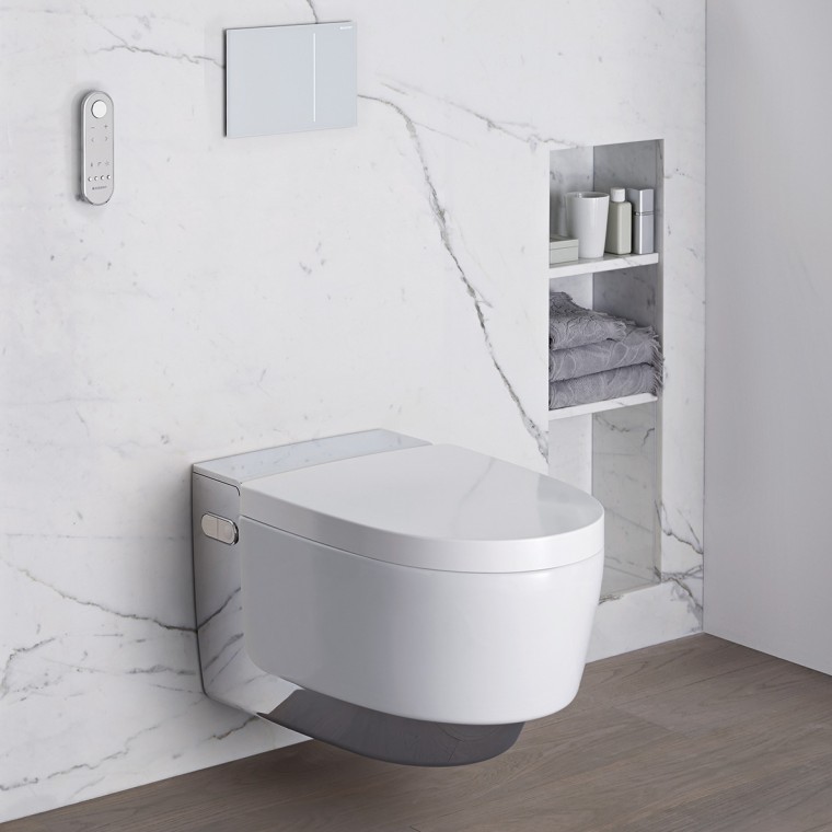 Salle de bains adaptée PMR équipée d’un Geberit AquaClean Mera Salle de bains adaptée PMR équipée d’un Geberit AquaClean Mera