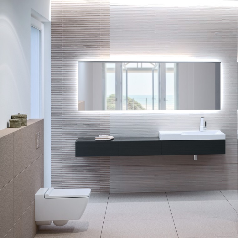 Salle de bains avec WC Rimfree Geberit Xeno², plaque de déclenchement Sigma70 et lavabo Salle de bains avec WC Rimfree Geberit Xeno², plaque de déclenchement Sigma70 et lavabo