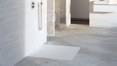 Salle de bain avec receveur de douche de plain-pied Geberit Setaplano