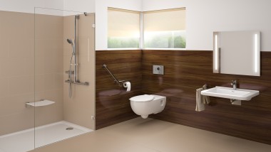 Salle de bains adaptée aux personnes à mobilité réduite avec point d’eau, WC et douche de plain-pied