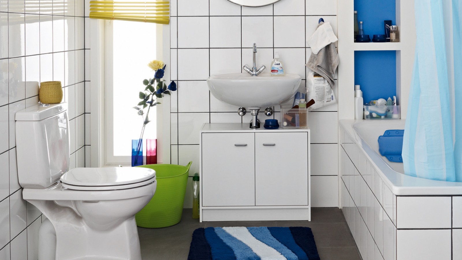 Salle de bain encombrée vue avant la rénovation, avec WC au sol et réservoir apparent Salle de bain encombrée vue avant la rénovation, avec WC au sol et réservoir apparent