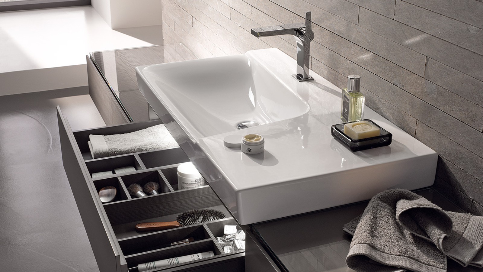 Lavabo avec meubles bas ouvert Lavabo avec meubles bas ouvert