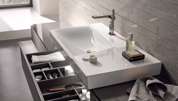 Lavabo avec meubles bas ouvert