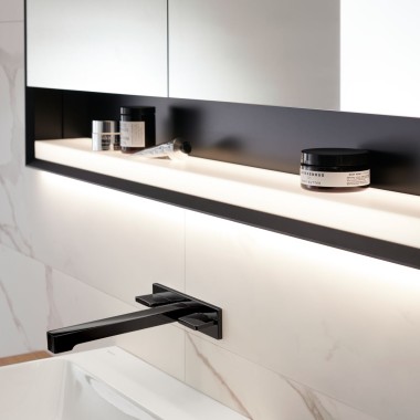 Mirror cabinetwithilluminatednicheand blackmatt frame (© Geberit)