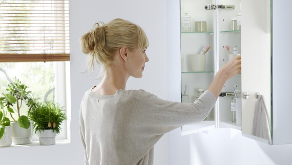 Lʼarmoire de toilette Geberit Option Plus offre un grand espace de rangement (© Geberit)