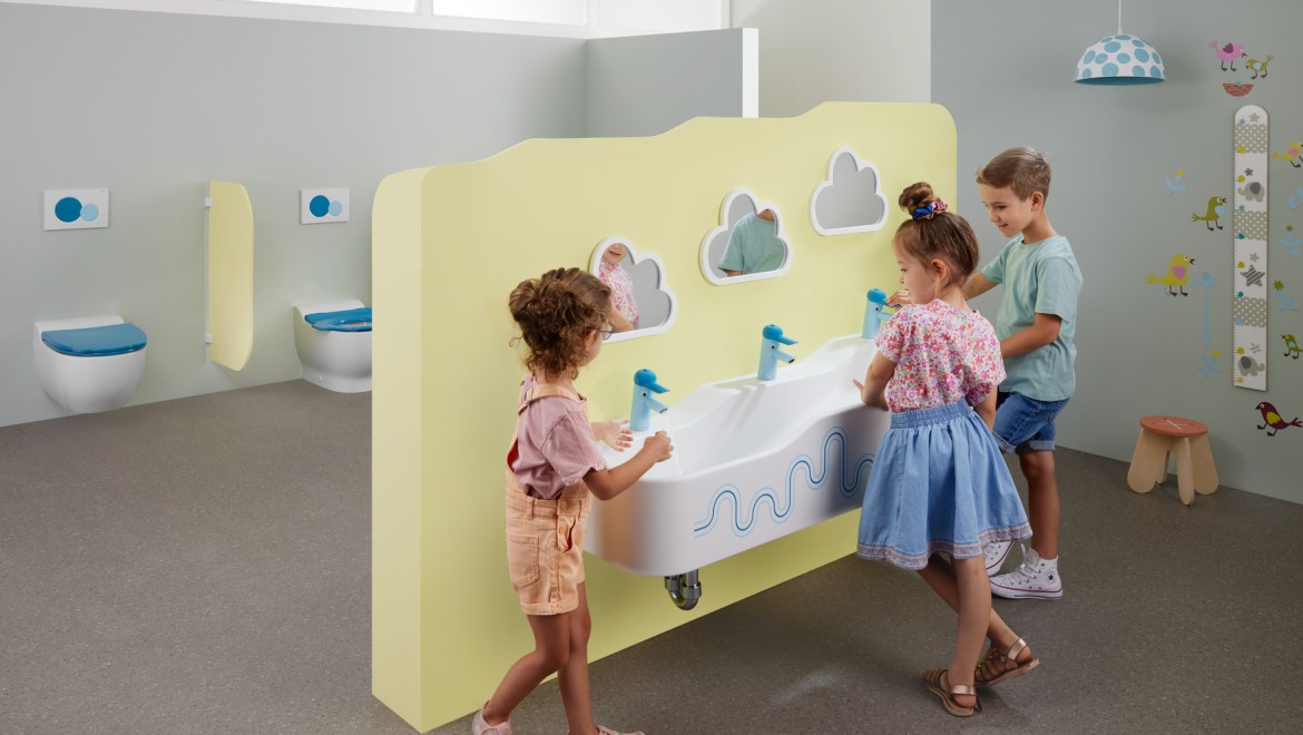 Children playing in a Geberit Bambini bathroom