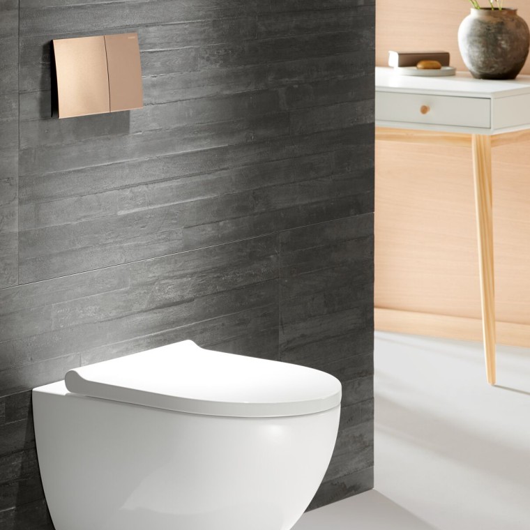 Geberit WC Acanto avec plaque de déclenchement Sigma70 en rose or Geberit WC Acanto avec plaque de déclenchement Sigma70 en rose or