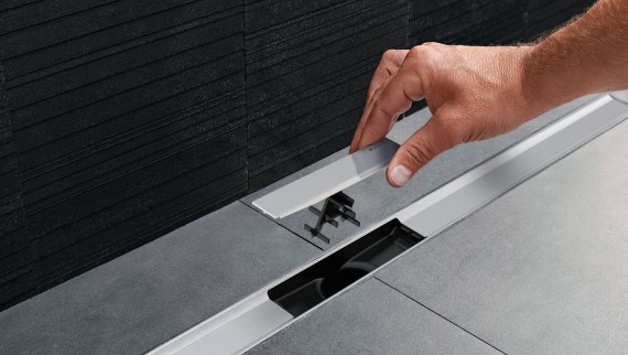 Geberit shower drain from the CleanLine series – comb insert which can be rinsed (@ Geberit)