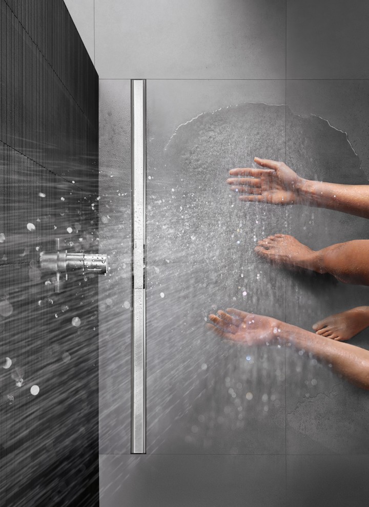 Person showering in a floor-even shower with CleanLine (© Geberit)