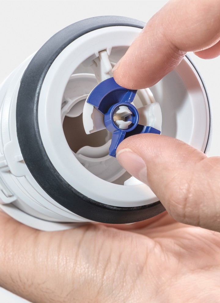 The flush valve in the Geberit cistern is easy to clean (© Geberit) The flush valve in the Geberit cistern is easy to clean (© Geberit)