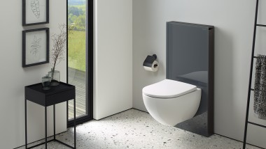 Salle de bains avec panneau sanitaire Geberit Monolith (© Geberit)