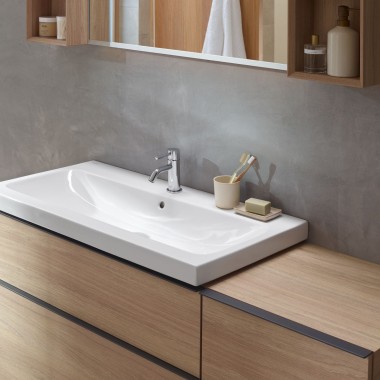 Washbasin area with bathroom furniture made of wood from the Geberit icon series