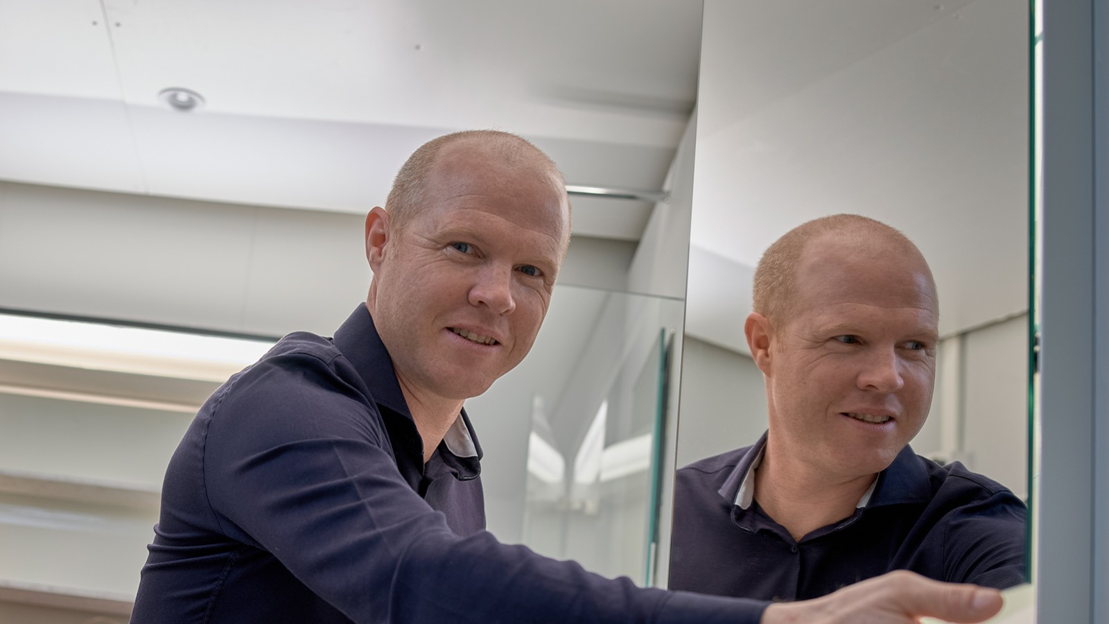Lʼexpert en éclairage Andreas Janser dans le laboratoire dʼéclairage au siège de Geberit à Rapperswil-Jona, en Suisse (© Geberit) Lʼexpert en éclairage Andreas Janser dans le laboratoire dʼéclairage au siège de Geberit à Rapperswil-Jona, en Suisse (© Geberit)