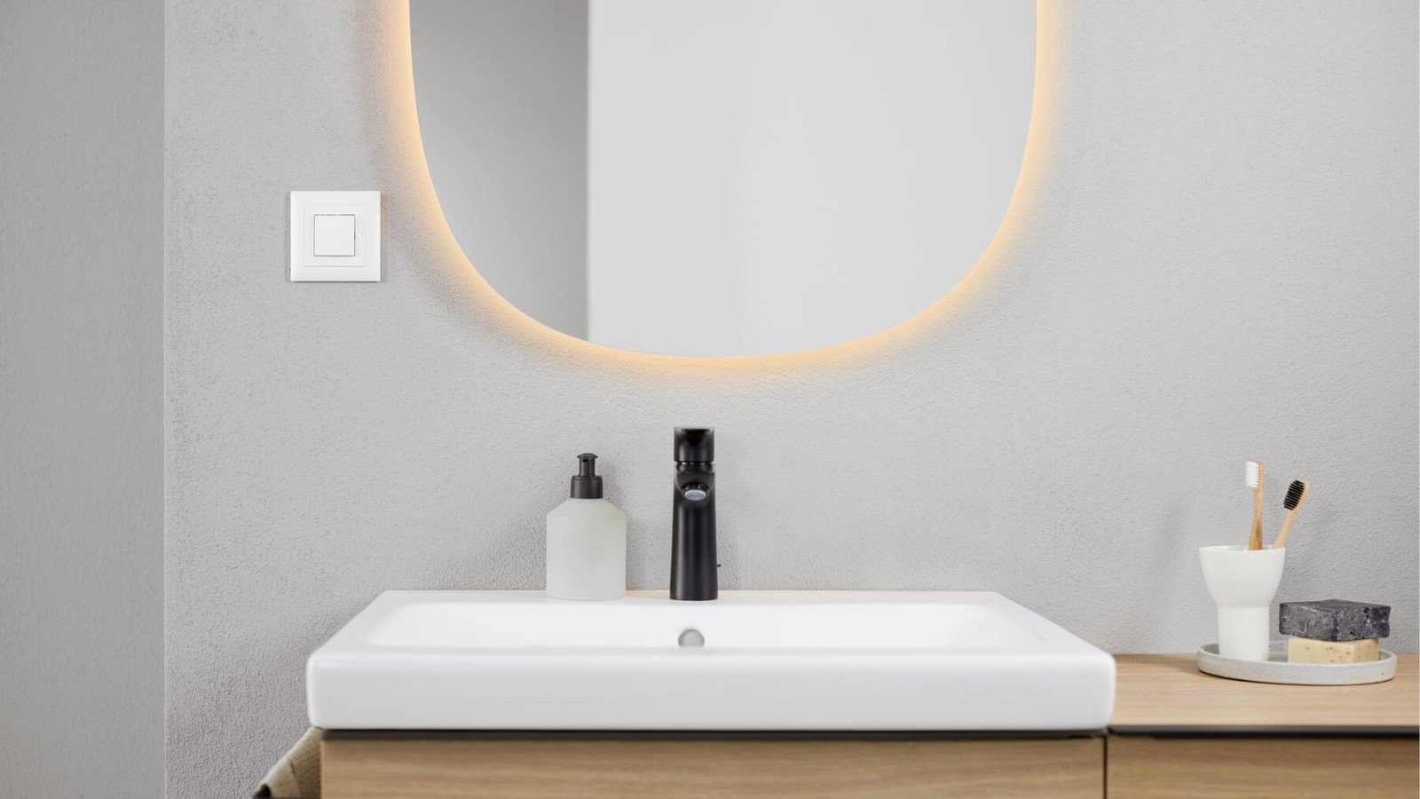 Salle de bains Geberit iCon avec lavabo et miroir ovale Geberit Option Salle de bains Geberit iCon avec lavabo et miroir ovale Geberit Option