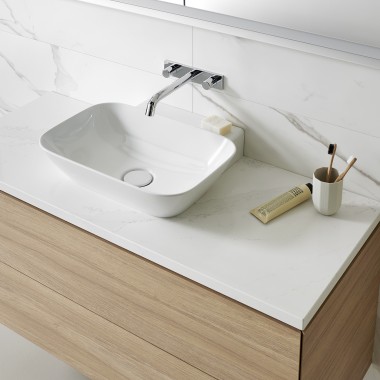 Espace lavabo avec céramique blanche et meubles en bois (© Geberit)