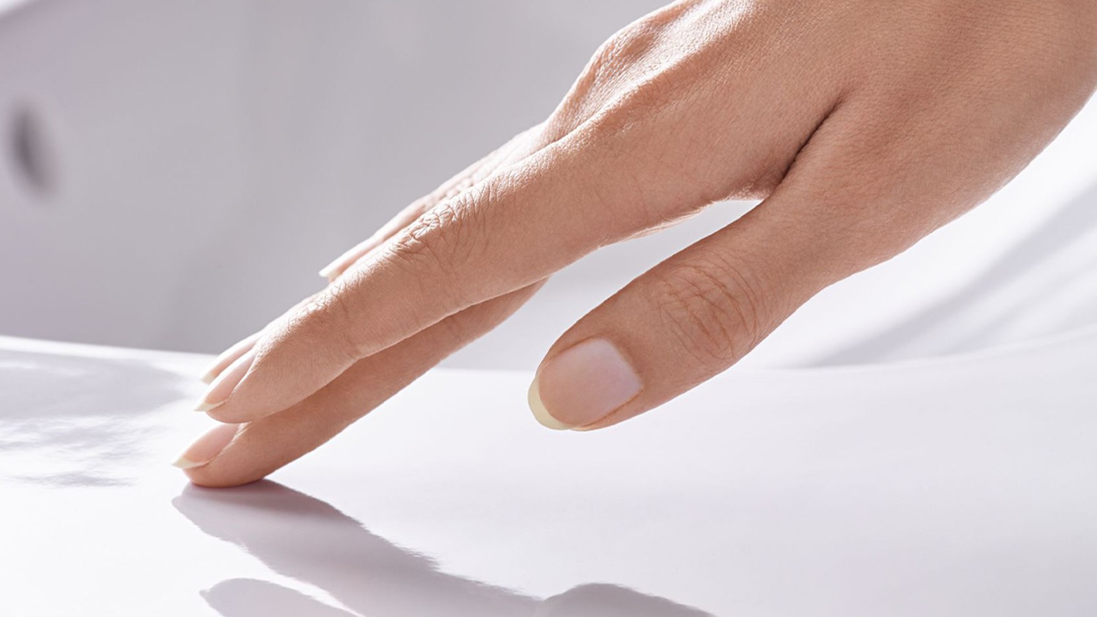 A washbasin ceramic appliance with special glaze KeraTect A washbasin ceramic appliance with special glaze KeraTect