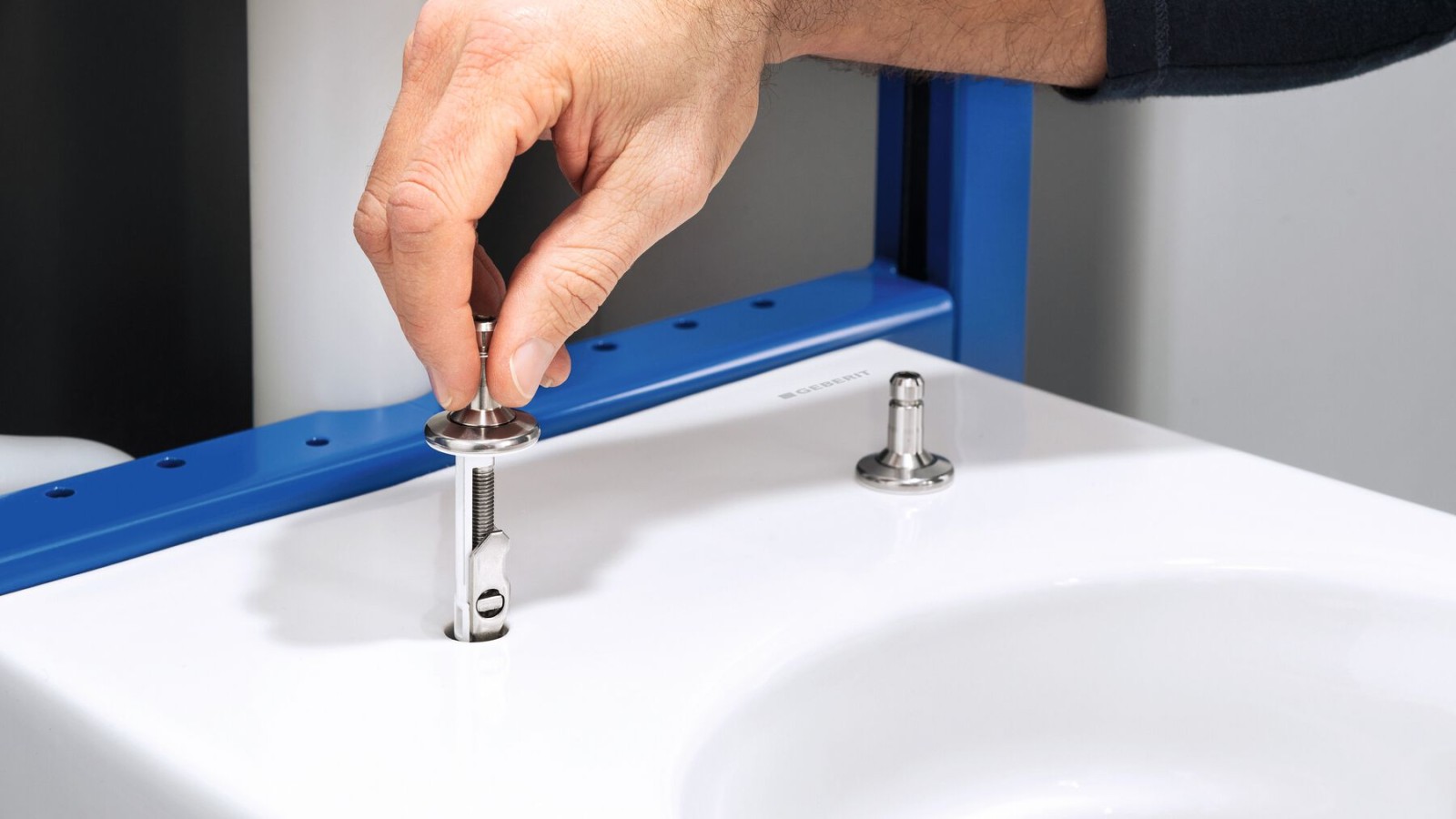 Fixation des chevilles à bascule sur le WC Fixation des chevilles à bascule sur le WC