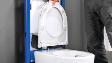 The WC seat is conveniently aligned and fixed from above without a template.