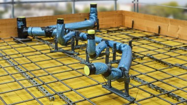 Utilisation de Geberit Silent-db20 dans des dalles en béton avec une aide à l’insertion