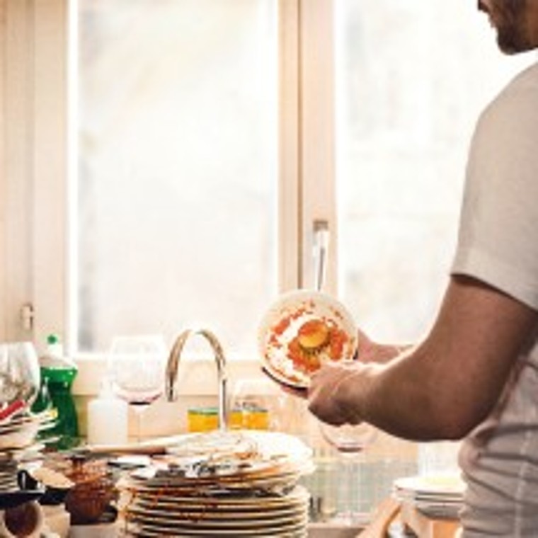 De la vaisselle sale s’accumule dans la cuisine