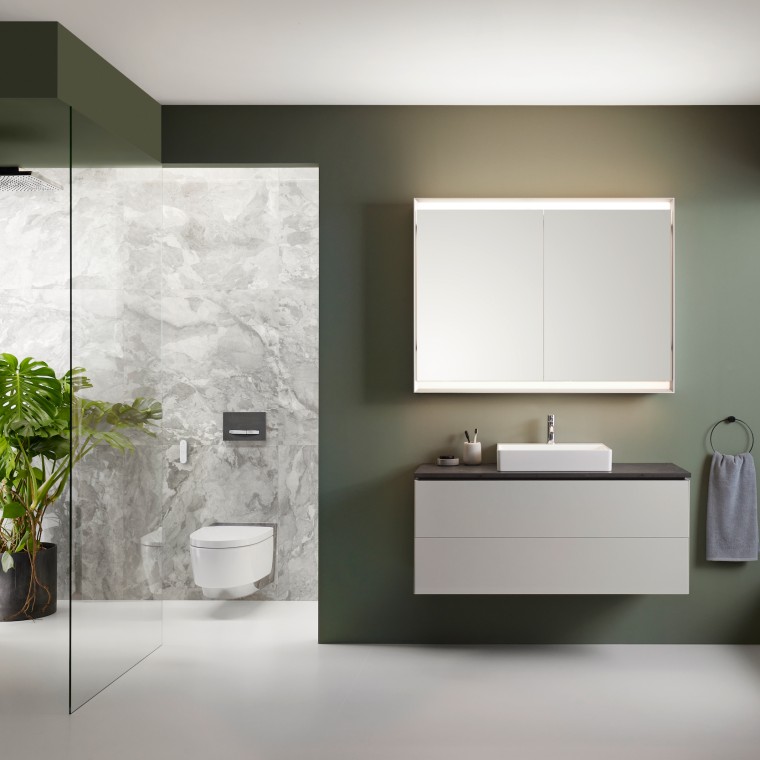 WC lavant Geberit AquaClean Mera Comfort dans une salle de bains Geberit ONE