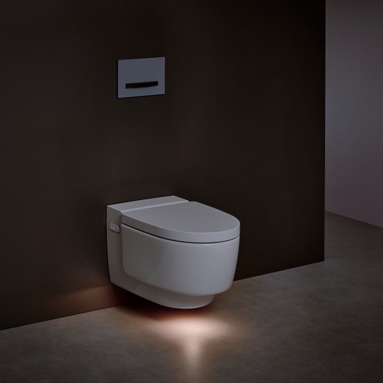 WC lavant Geberit AquaClean Mera avec éclairage d'orientation allumé