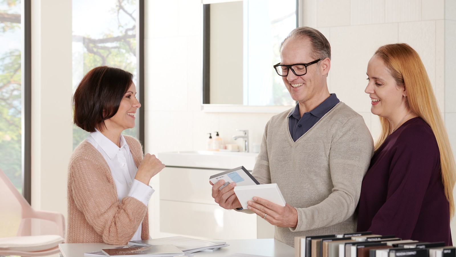 Clients dans la salle d’exposition de salles de bain Clients dans la salle d’exposition de salles de bain