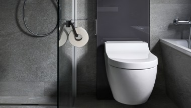 Le panneau sanitaire Geberit Monolith avec le WC lavant Geberit AquaClean Tuma