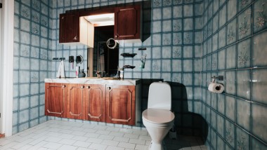 Bathroom with blue tiles and floor-standing WC