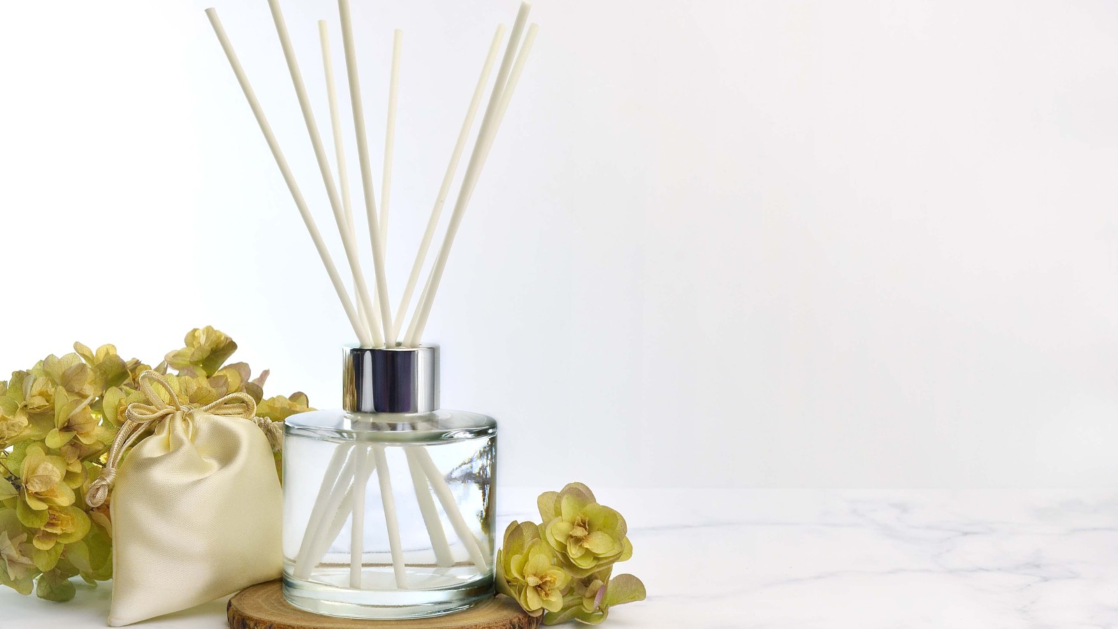 Bâtonnets d’encens dans un flacon en verre pour une odeur agréable dans la pièce Bâtonnets d’encens dans un flacon en verre pour une odeur agréable dans la pièce