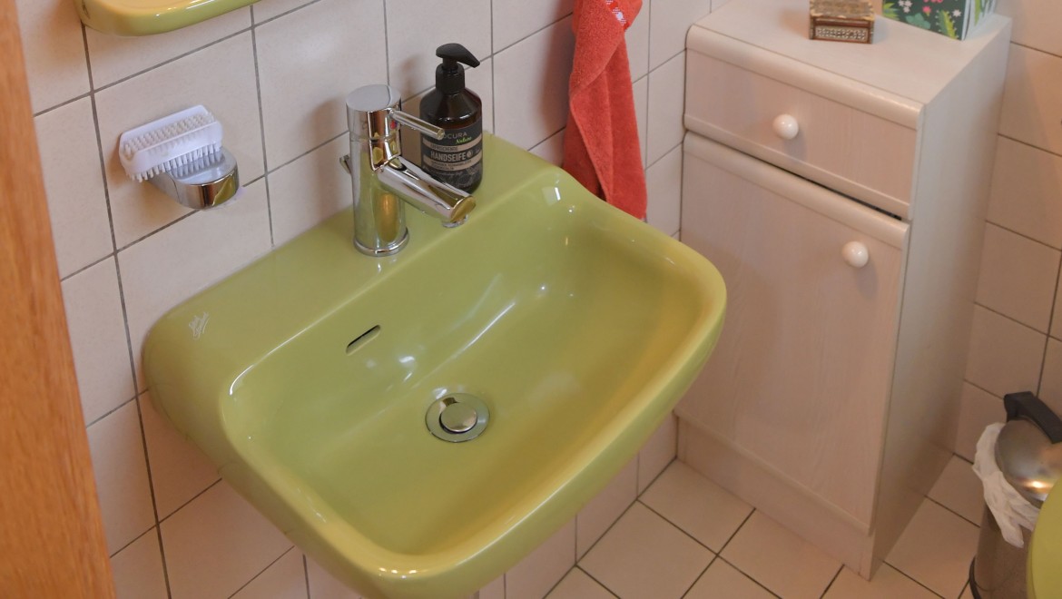 La salle de bains d’invités avec lavabo et petit meuble bas