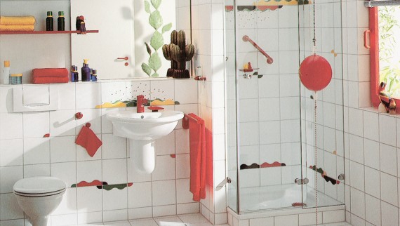 Une salle de bain comme celle-ci, avec une douche séparée et des accents de couleur ludiques dans les carreaux, était très à la mode