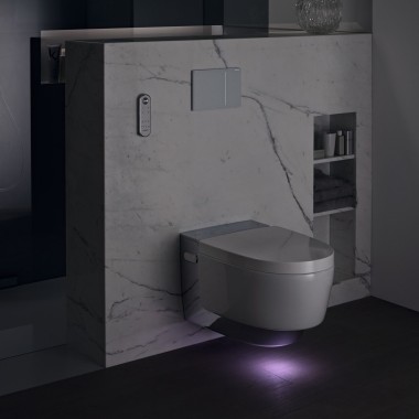 Geberit AquaClean Mera Comfort en chrome avec éclairage dʼorientation (© Geberit)