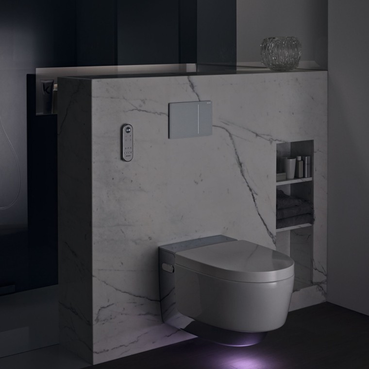 Geberit AquaClean Mera Comfort en chrome avec éclairage dʼorientation (© Geberit) Geberit AquaClean Mera Comfort en chrome avec éclairage dʼorientation (© Geberit)