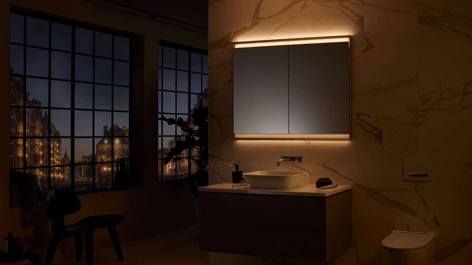 Lʼarmoire de toilette Geberit ONE avec ComfortLight (© Geberit) Lʼarmoire de toilette Geberit ONE avec ComfortLight (© Geberit)