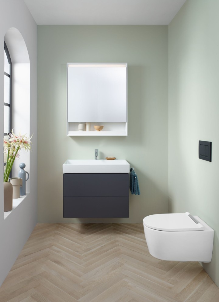 Toilettes d’invités avec WC suspendu, armoire de toilette et meuble bas de la collection Geberit ONE