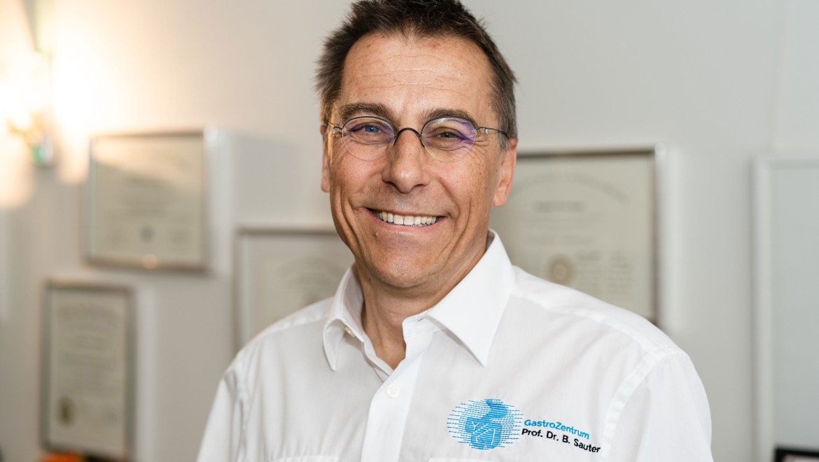 Portrait du Dr Bernhard Sauter, spécialiste en médecine interne et en gastro-entérologie (© Julia Dunlop)