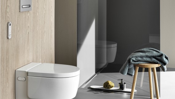 WC lavant Geberit AquaClean Mera Comfort avec télécommande et plaque de déclenchement Sigma50 (© Geberit) WC lavant Geberit AquaClean Mera Comfort avec télécommande et plaque de déclenchement Sigma50 (© Geberit)