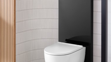 Salle de bain avec panneau sanitaire Geberit Monolith, blanc